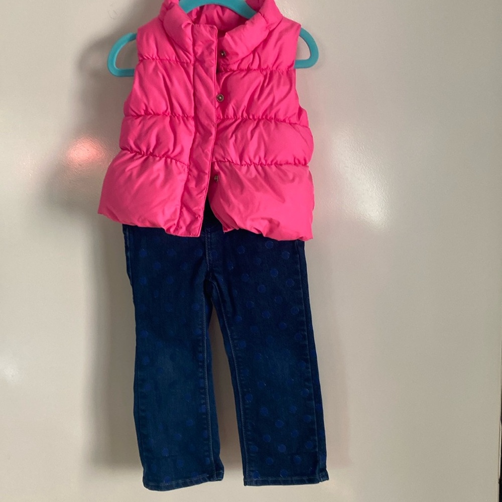 BEAUTIFUL  SET PINK VEST AND LEVI’S JEANS.